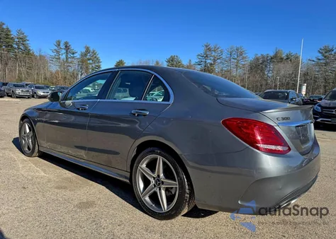 2017 Mercedes-Benz C 300 Sport 4Matic z USA, uszkodzony, nr VIN 55SWF4KBXHU193395